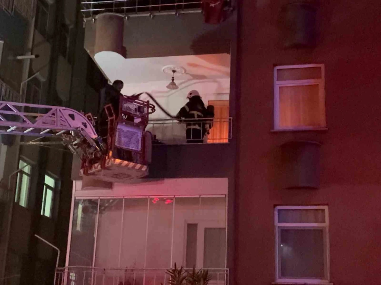 Yangında evde mahsur kalan çocuğu ekipler kurtardı
