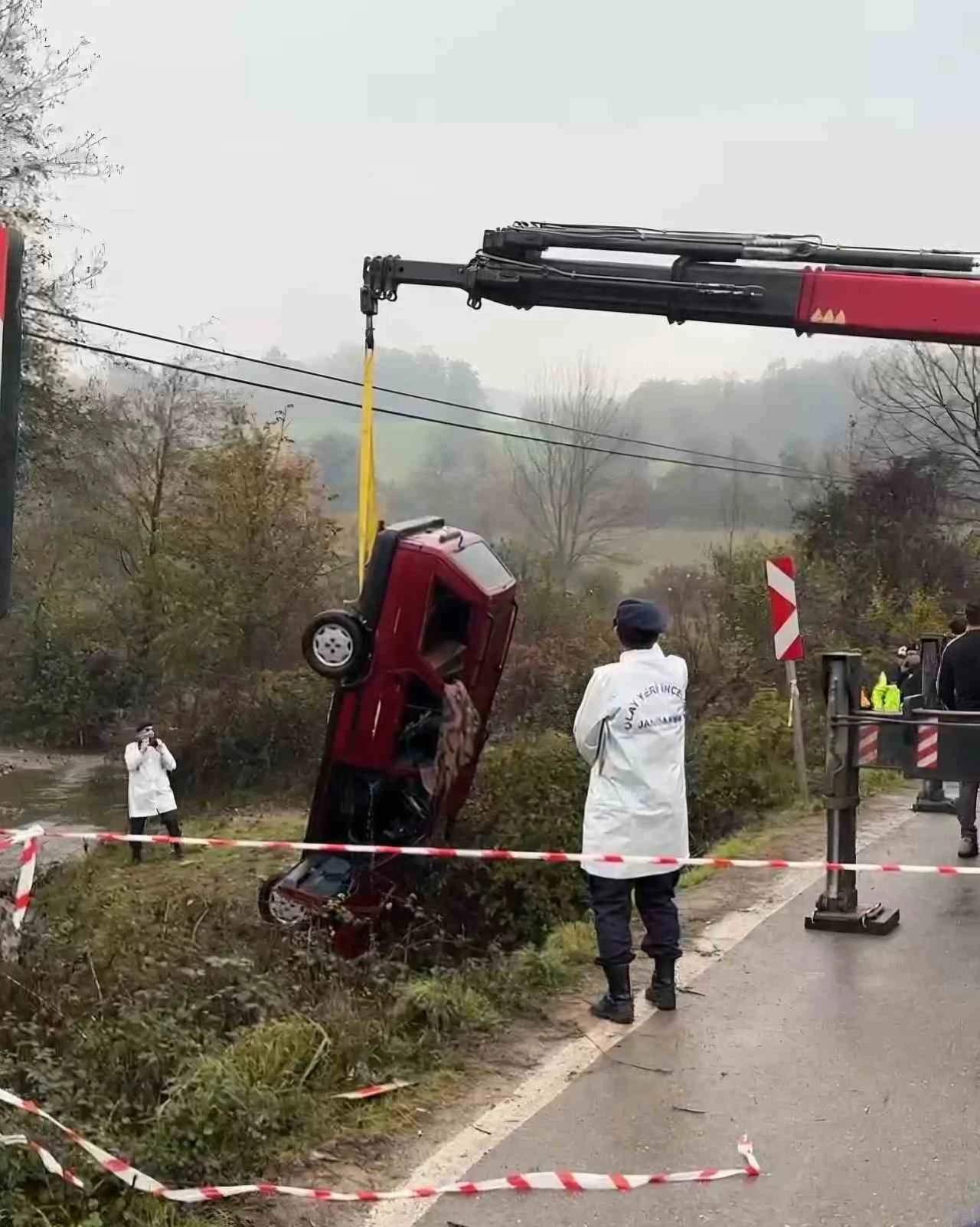 Otomobil dereye uçtu: 2 ölü, 1 yaralı