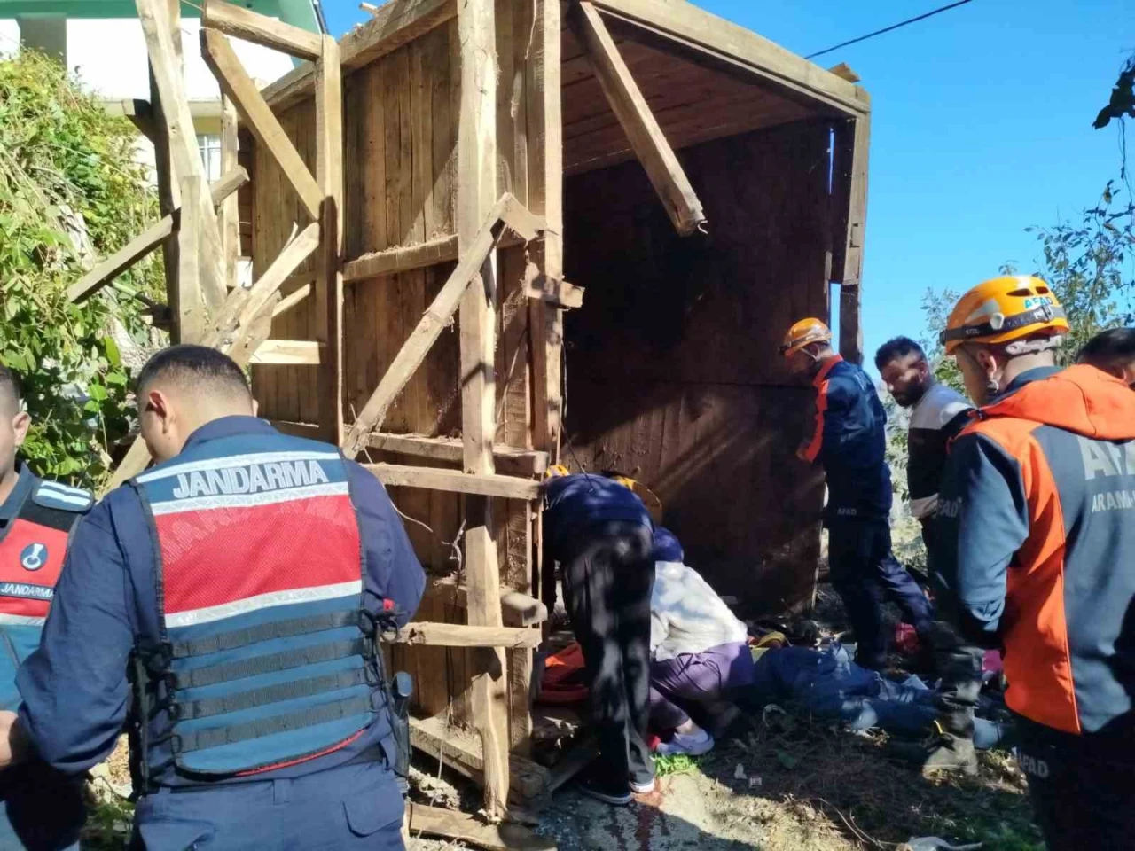 Ahşap yapı çöktü: 1 ölü, 2 yaralı