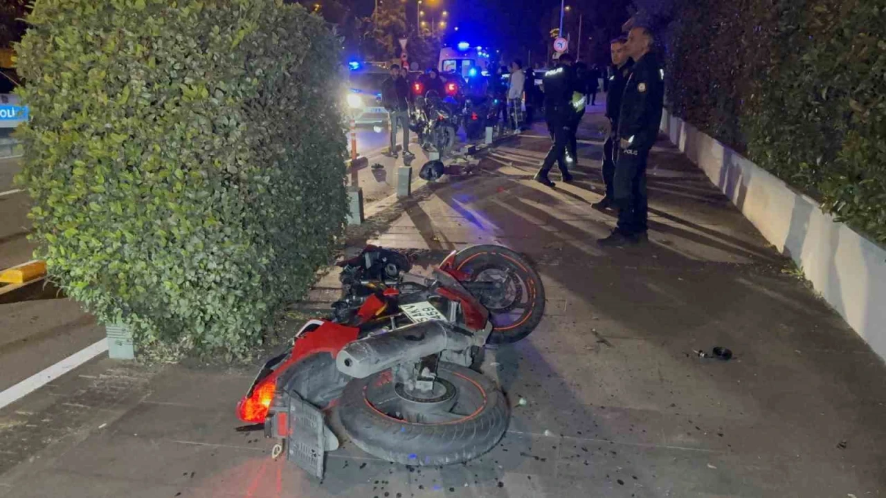 Motosiklet yayaya çarptı: 3 kişi ağır yaralandı