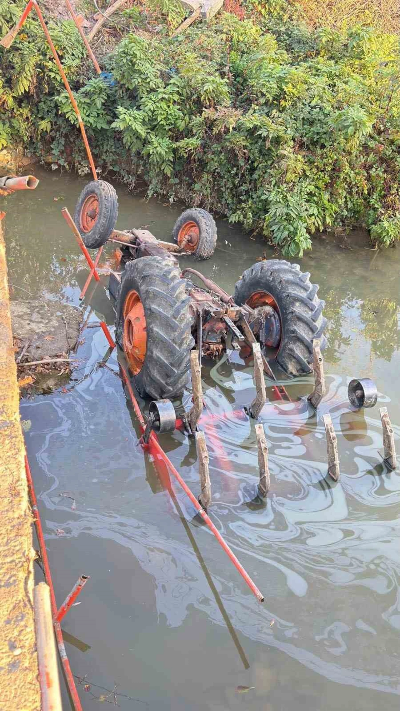 Traktör sulama kanalına devrildi