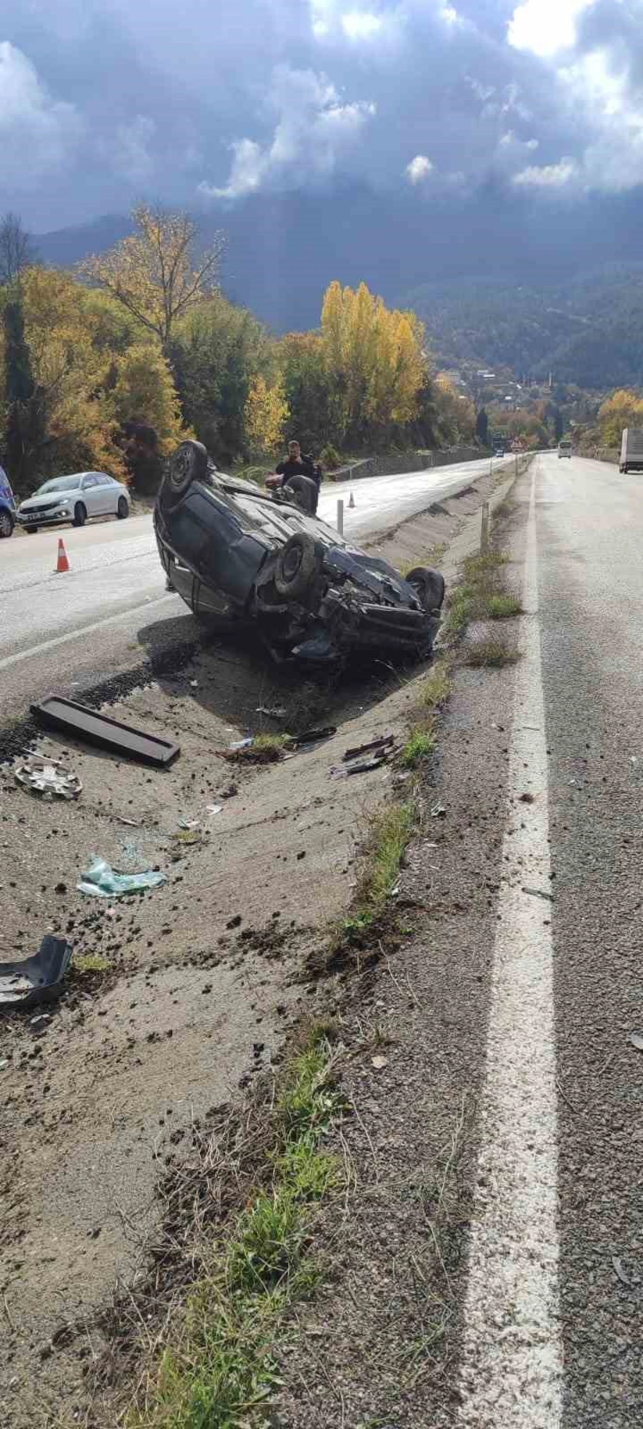 Takla atan otomobilden 2 kişi yaralı kurtuldu