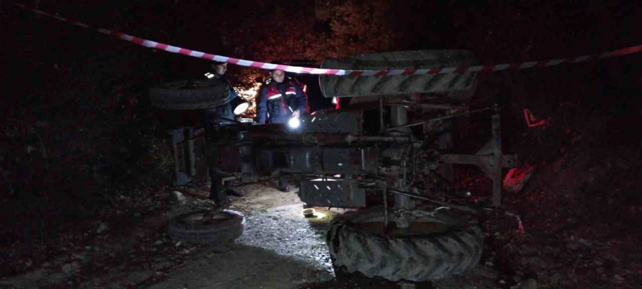 Devrilen traktörün sürücüsü hayatını kaybetti