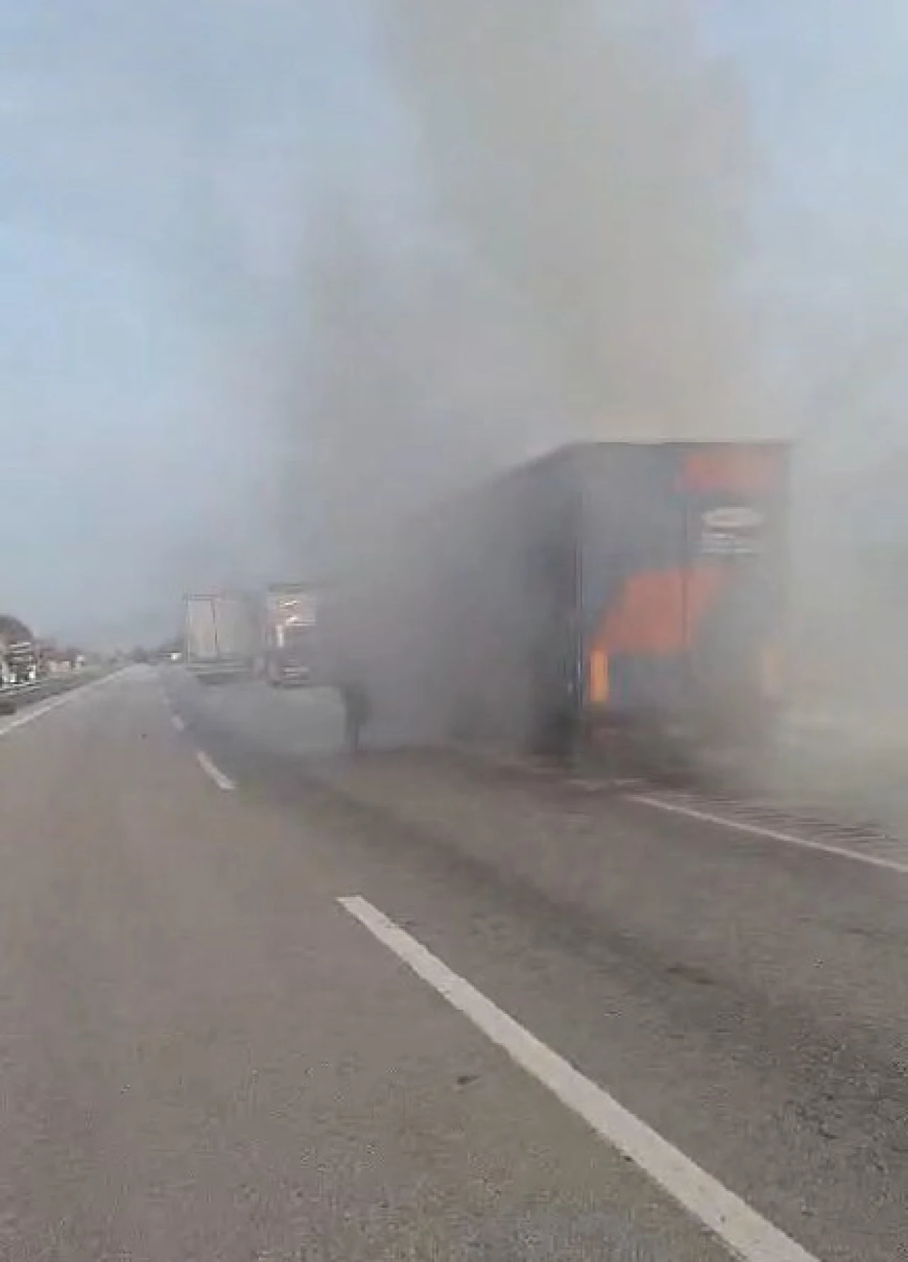 Tır sürücüsünün hızlı müdahalesi muhtemel faciayı önledi