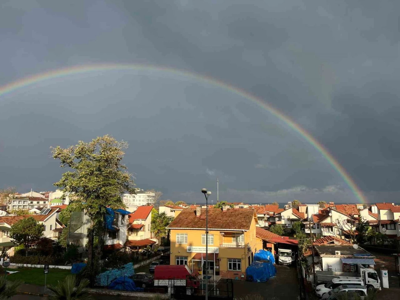 Yağmur sonrası beliren gökkuşağı görsel şölen oluşturdu