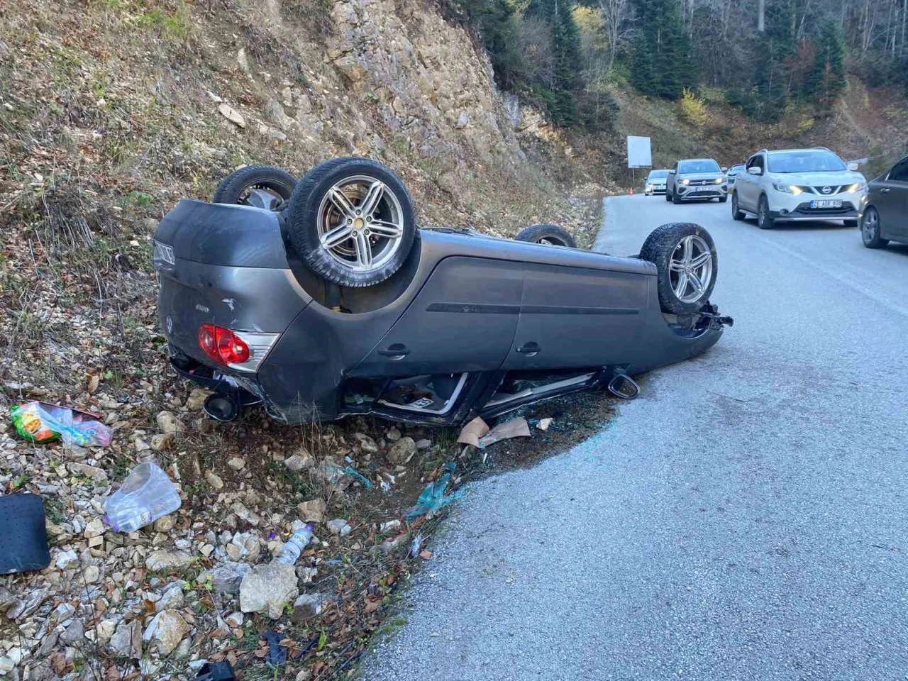 Gizli buzlanma otomobili tepetaklak yaptı: 2 yaralı