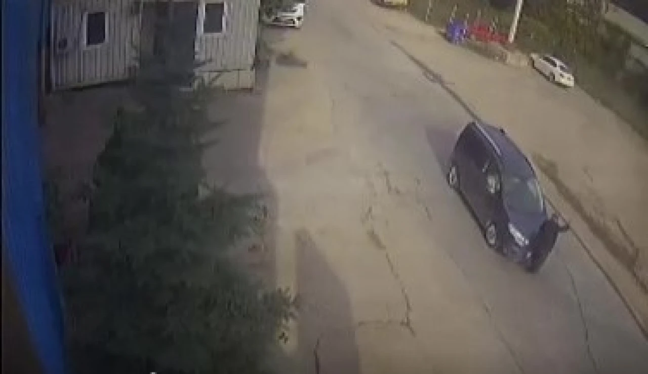 Yolun karşısına geçmek isteyen yaşlı adama çarptı