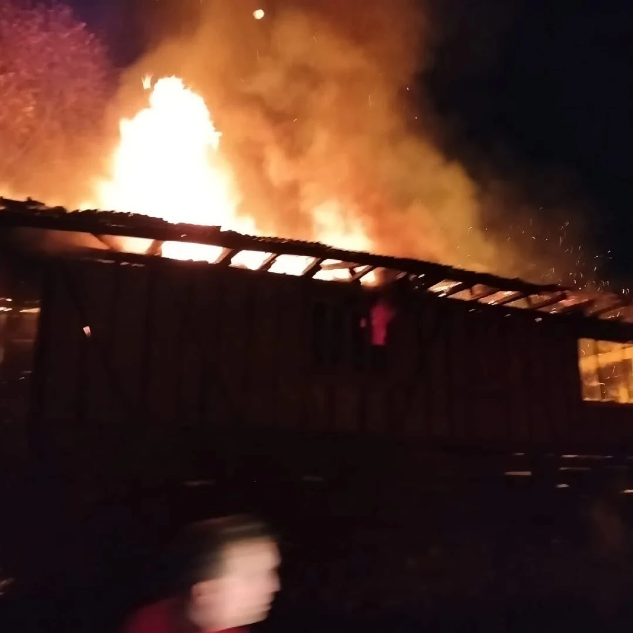 Ahşap ev alev alev yandı