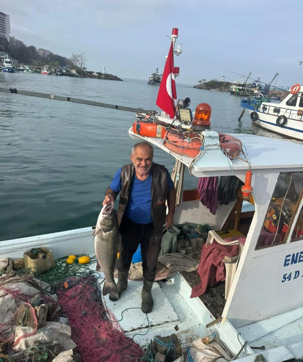 Balıkçı ağına 10 kiloluk levrek takıldı