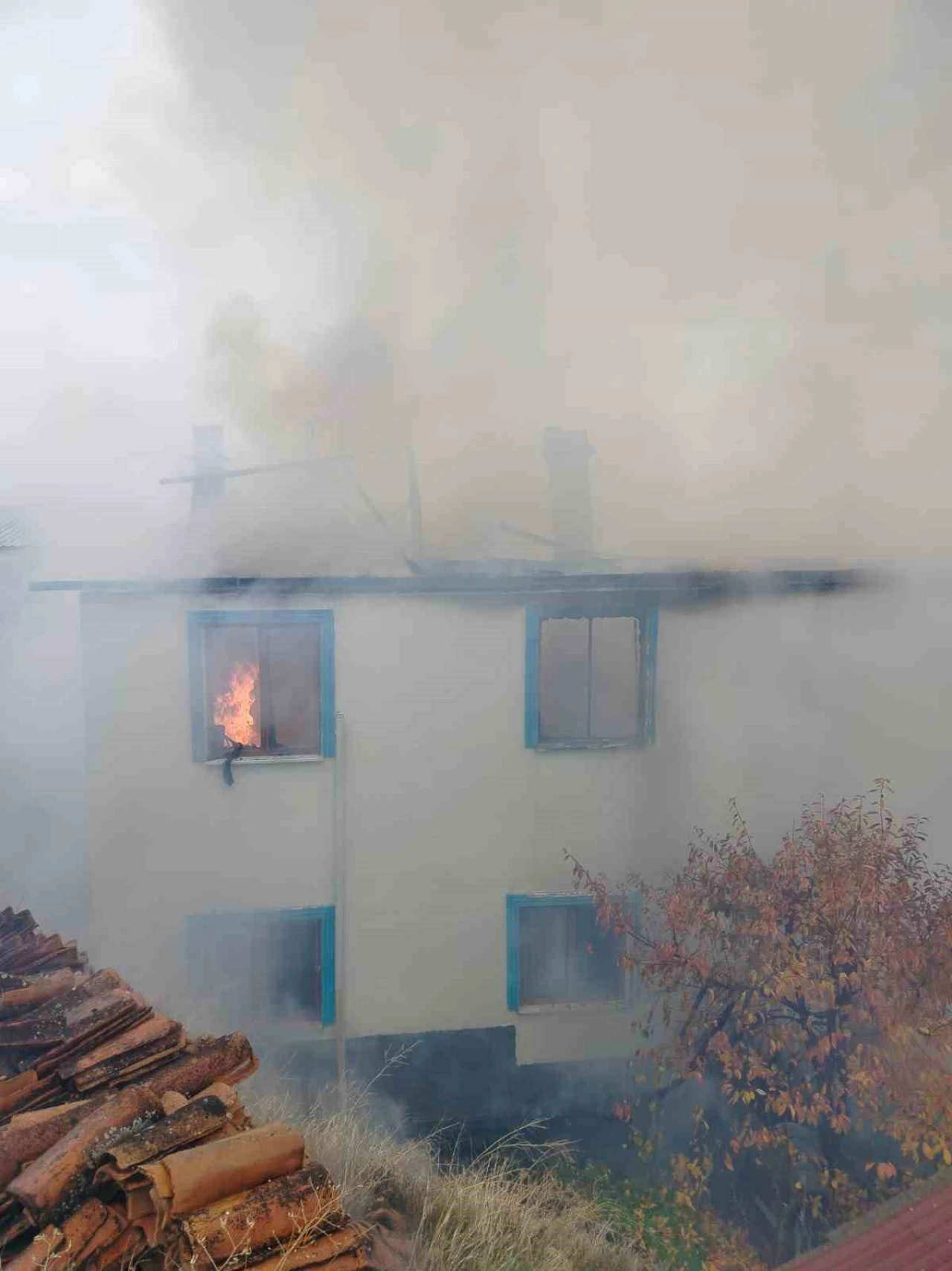 Çorum’da alev alev yanan ev kullanılmaz hale geldi