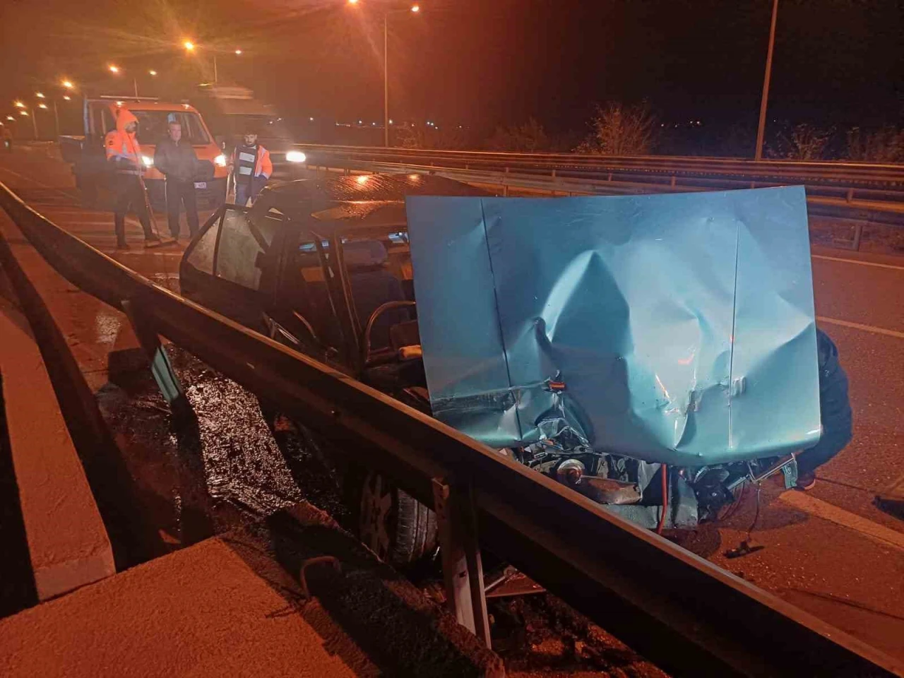 Otomobil bariyerlere çarptı: 1 yaralı