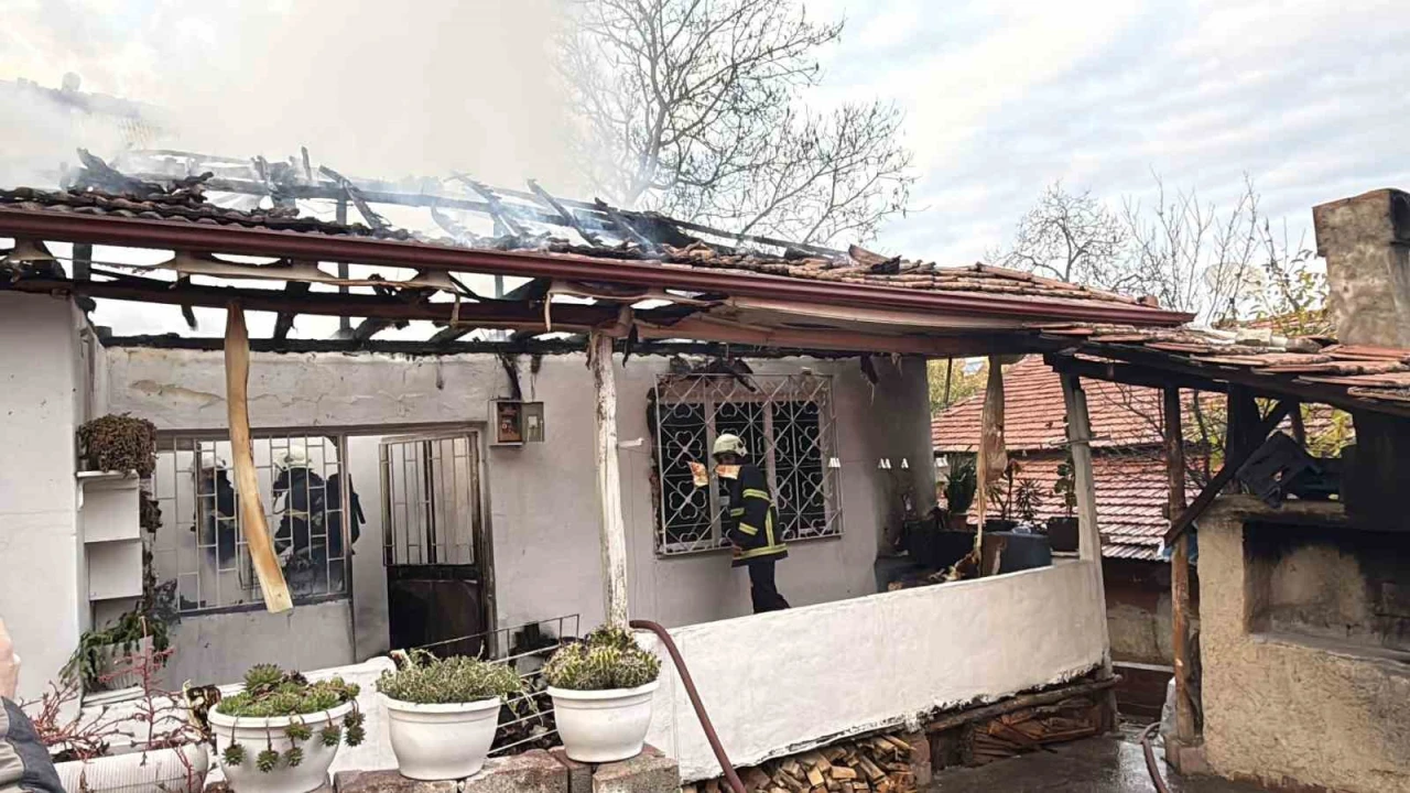 Elektrik kontağından çıkan yangın evi küle çevirdi