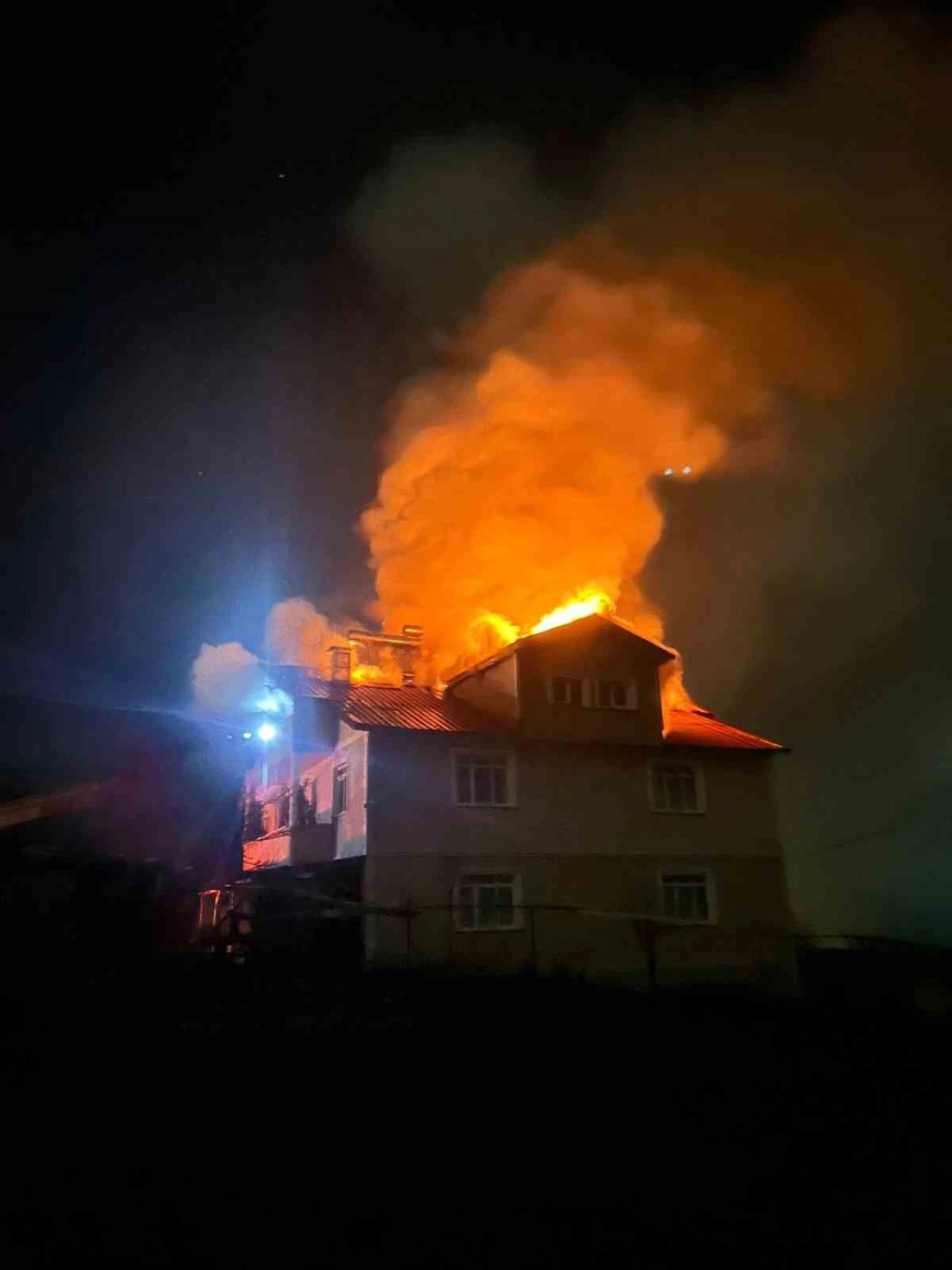 Yangında bir evin çatısı kullanılamaz hale geldi