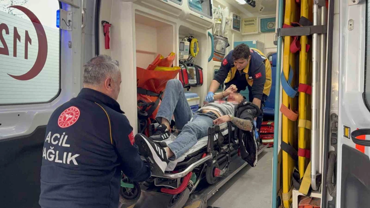 Motosikletteki gençlere silahlı saldırı: 2 yaralı