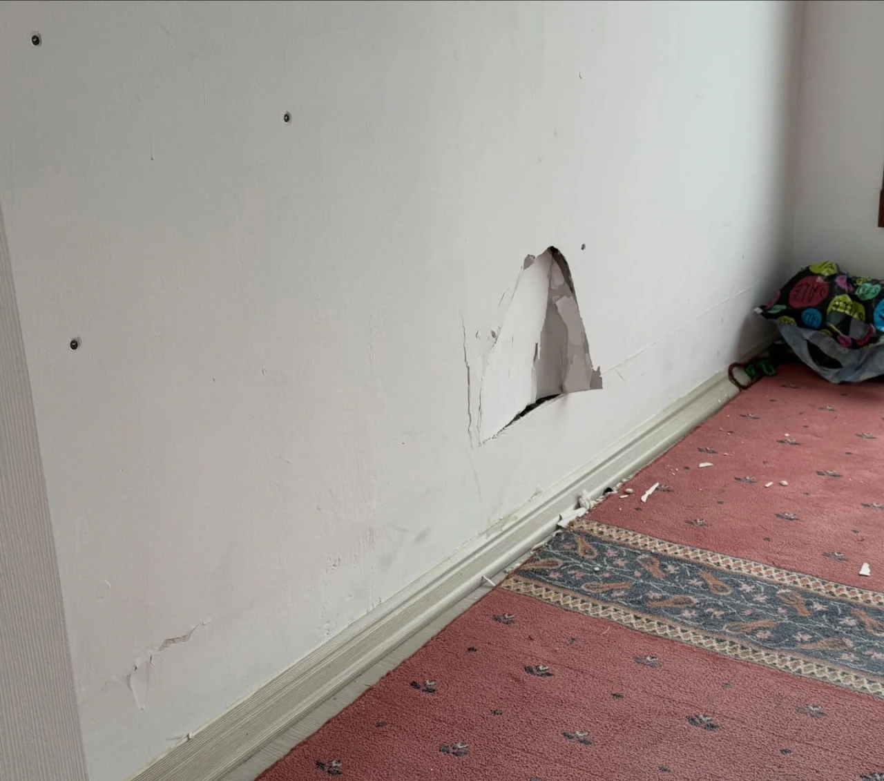 Taşova’da millet bahçesinde mescit duvarı tahrip edildi