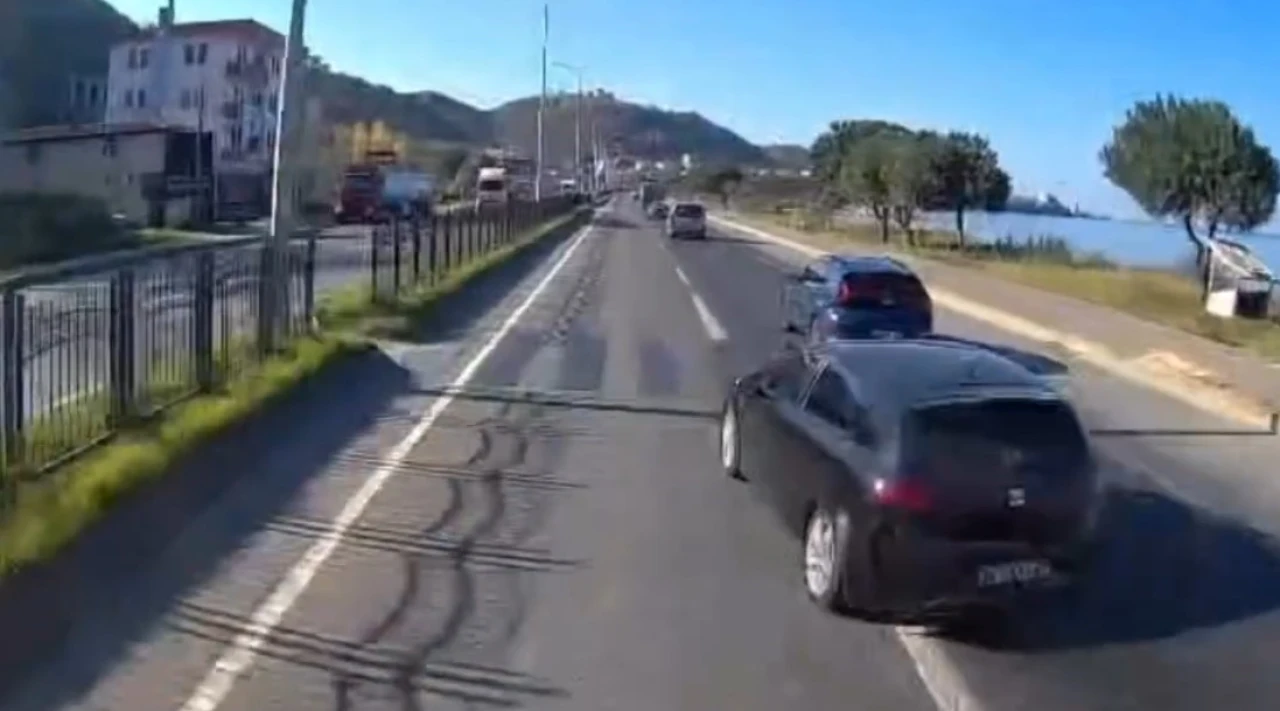 Kazaya davetiye çıkartan yollar ve sürücüler araç kameralarına yansıdı