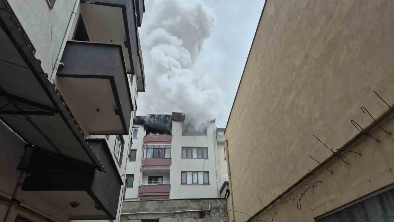 5 katlı binanın en üst katı alevlere teslim oldu
