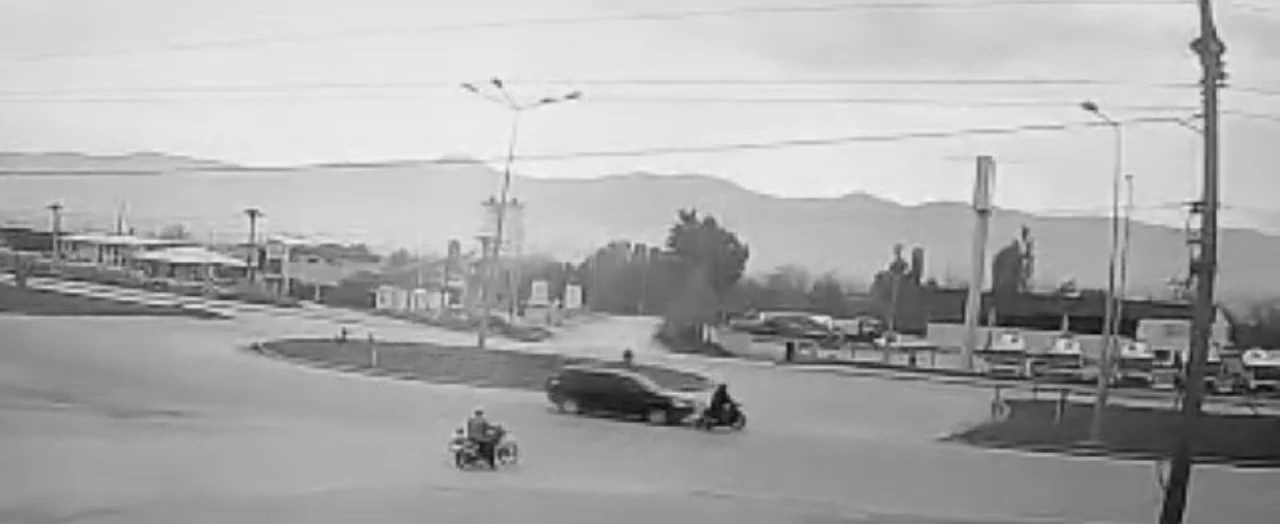 Kavşakta bekleyip yola çıkan sürücüye otomobil çarptı