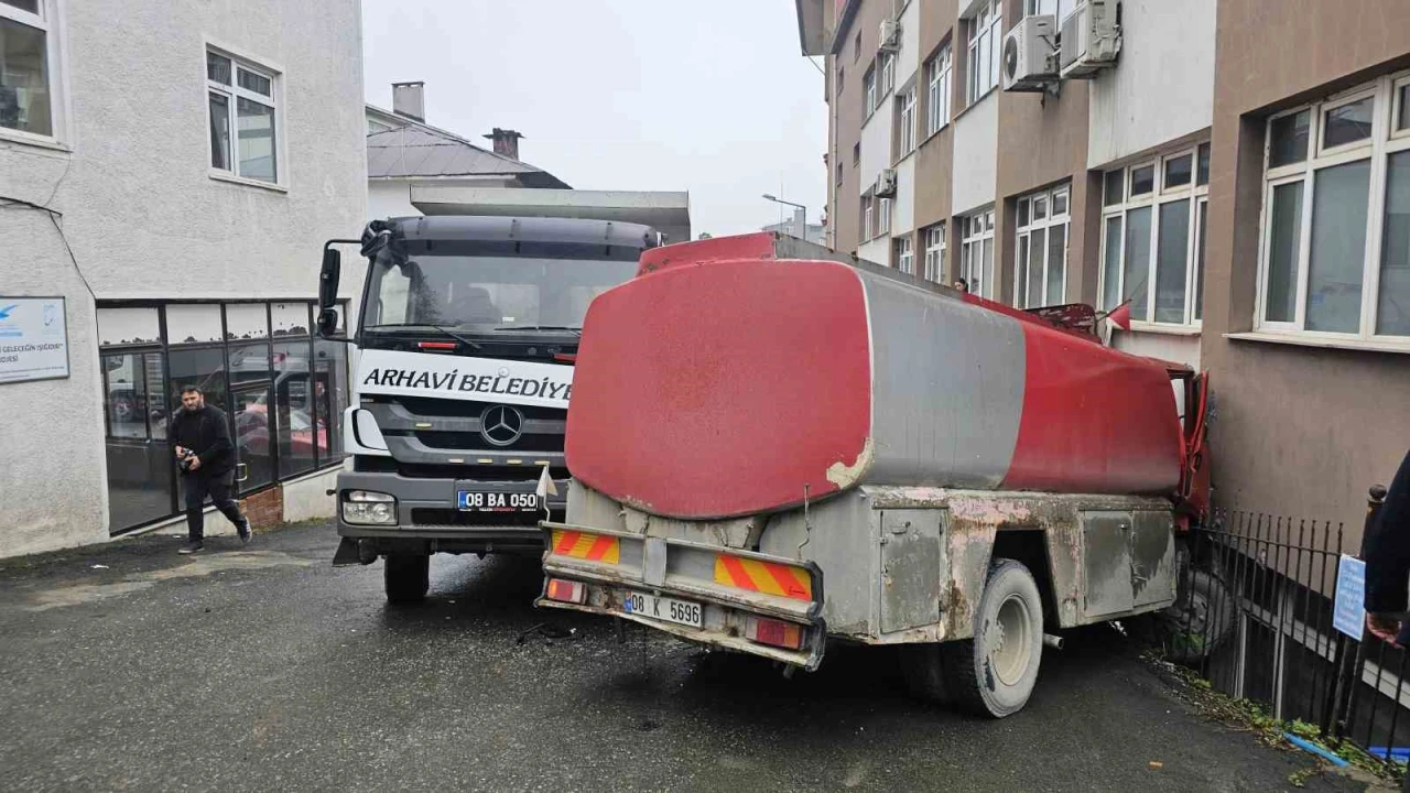 Freni boşalan mazot yüklü tanker kaymakamlık binasına çarparak durabildi