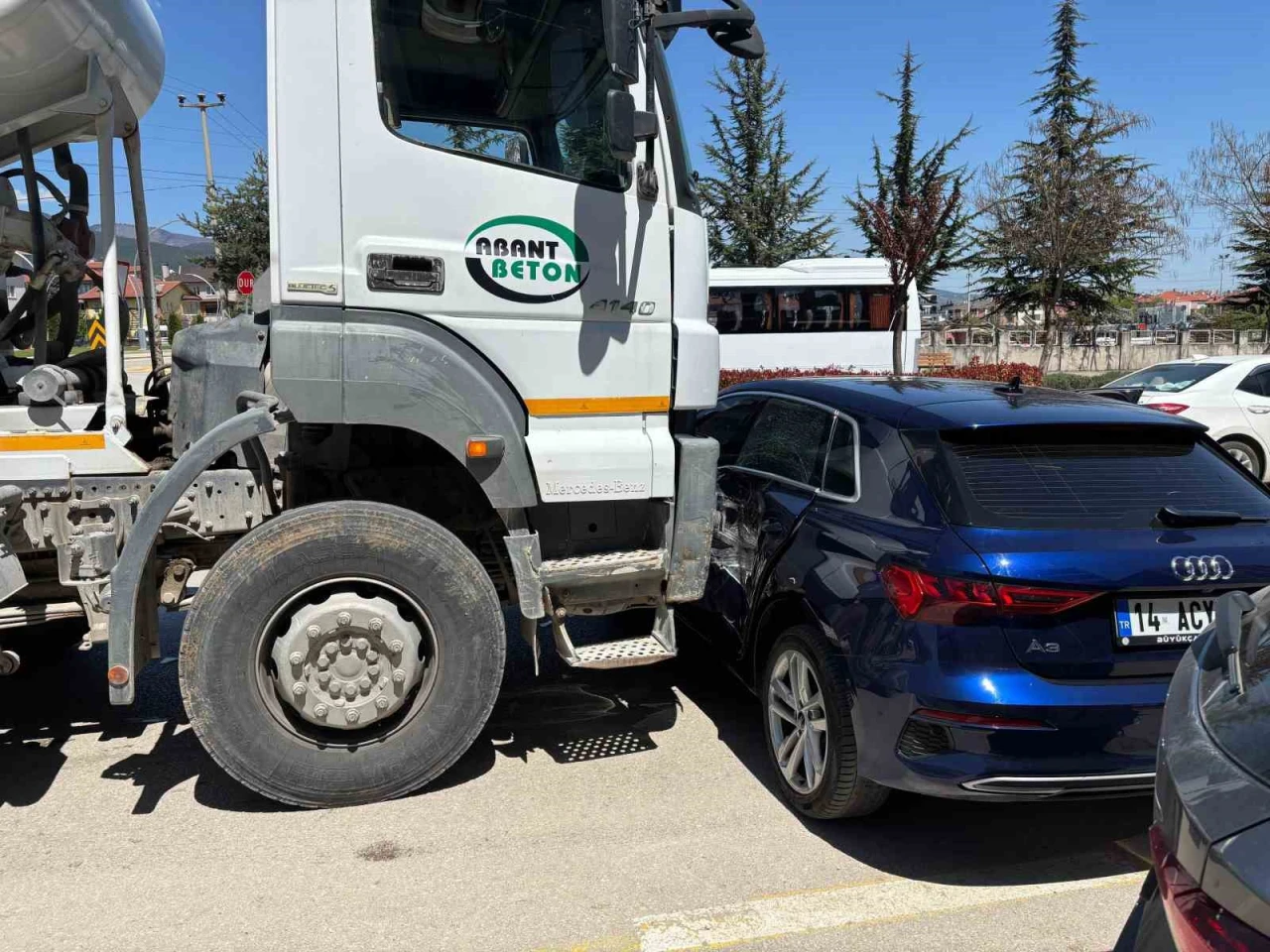 Beton mikseri ile otomobil çarpıştı: 1 yaralı