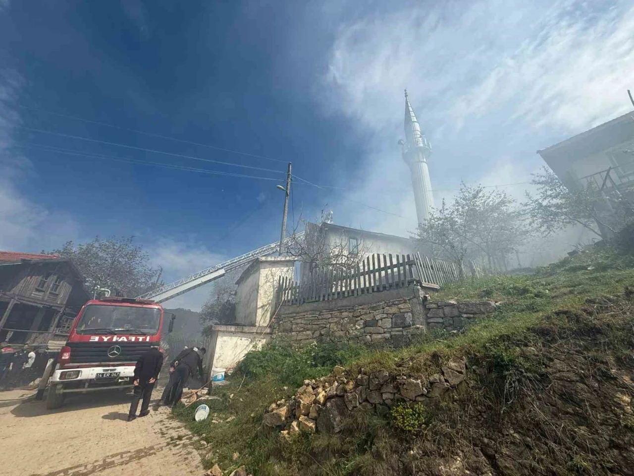 Çıkan yangında 2 ahşap ev ve 1 cami küle döndü