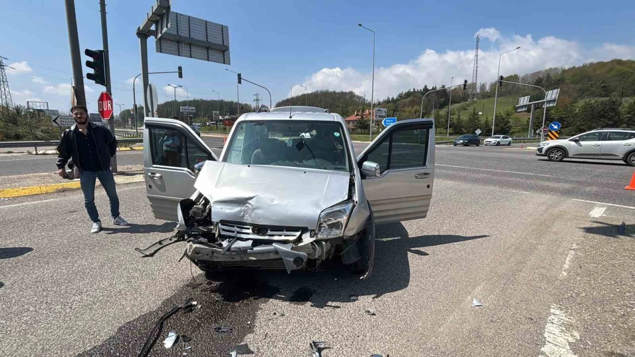 Hafif ticari araç ile otomobil çarpıştı: 10 yaralı