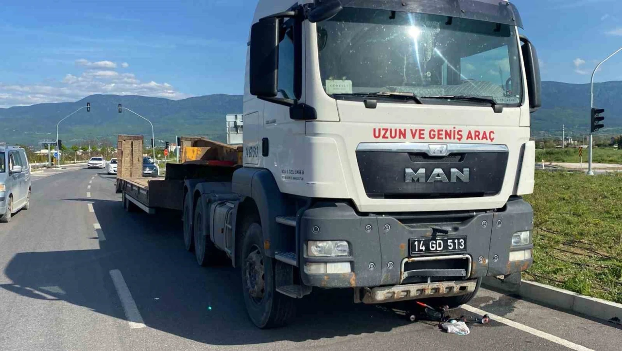 Kırmızı ışıkta geçen bisikletli tırın altında kaldı: Genç sürücü ağır yaralı