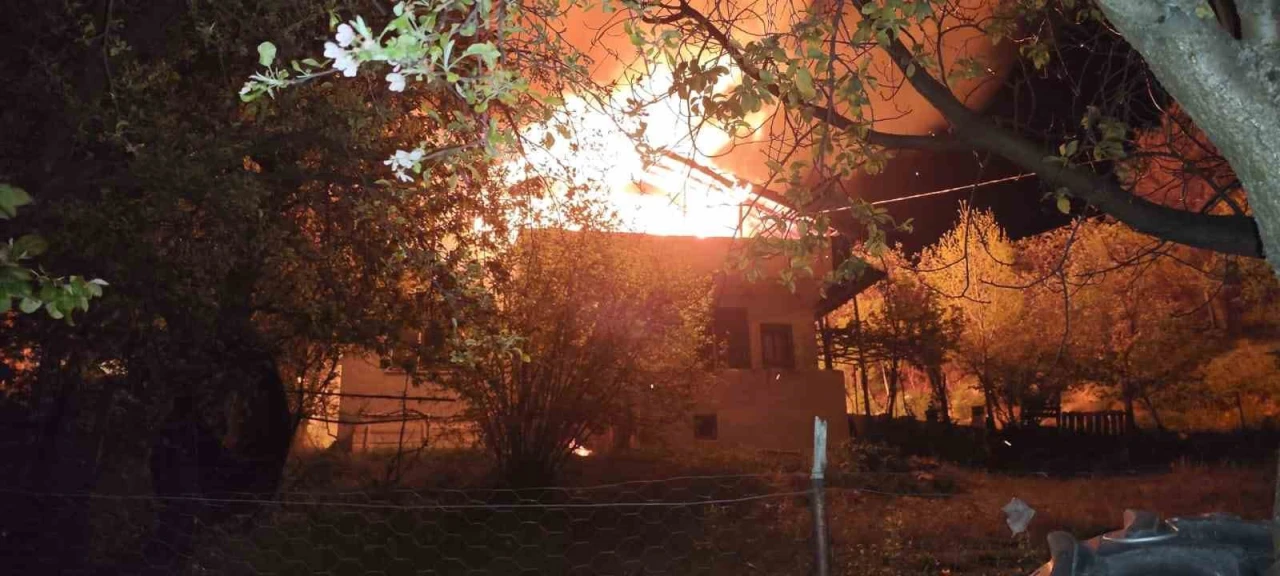 Yatsı namazına giden adamın evi alev alev yandı