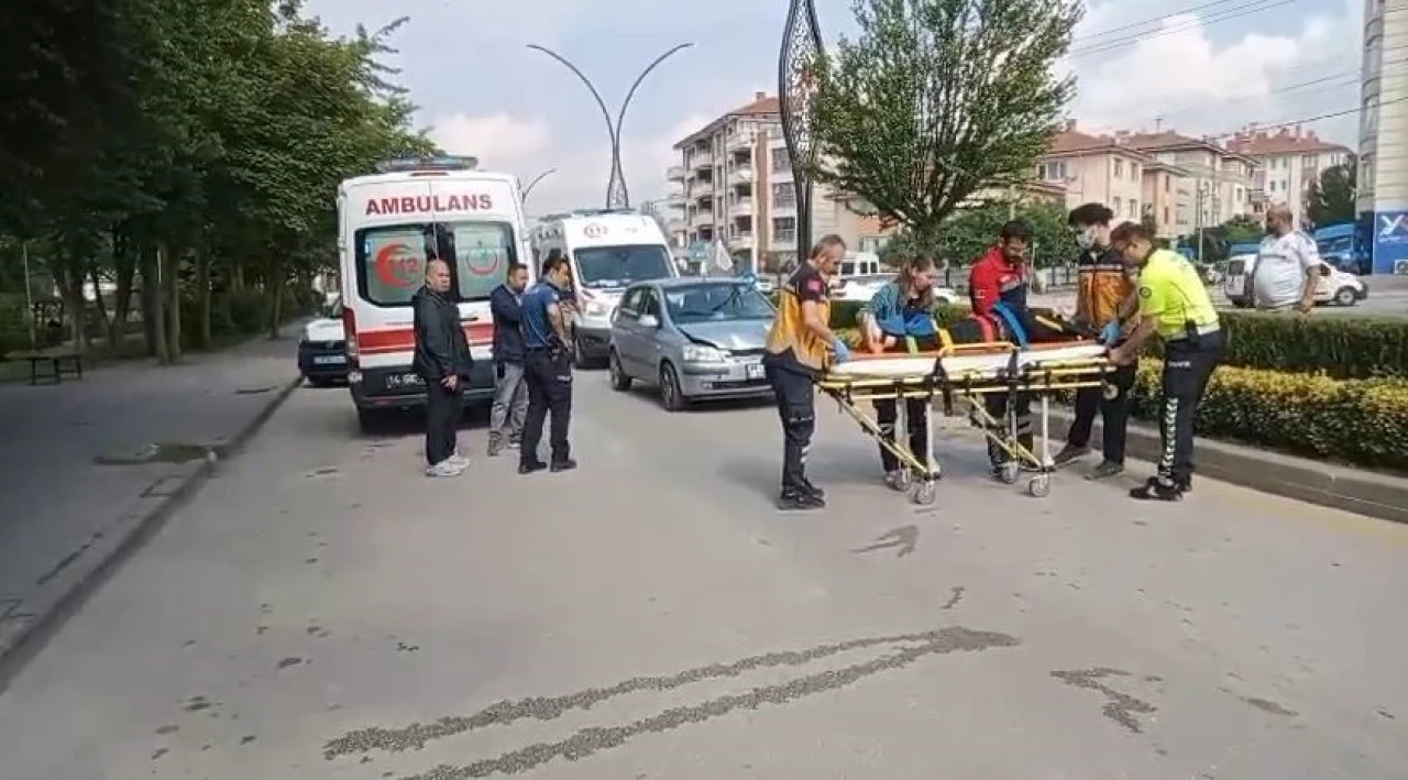 Yolun karşısına geçmeye çalışan anne ve kızına otomobil çarptı: 2 yaralı