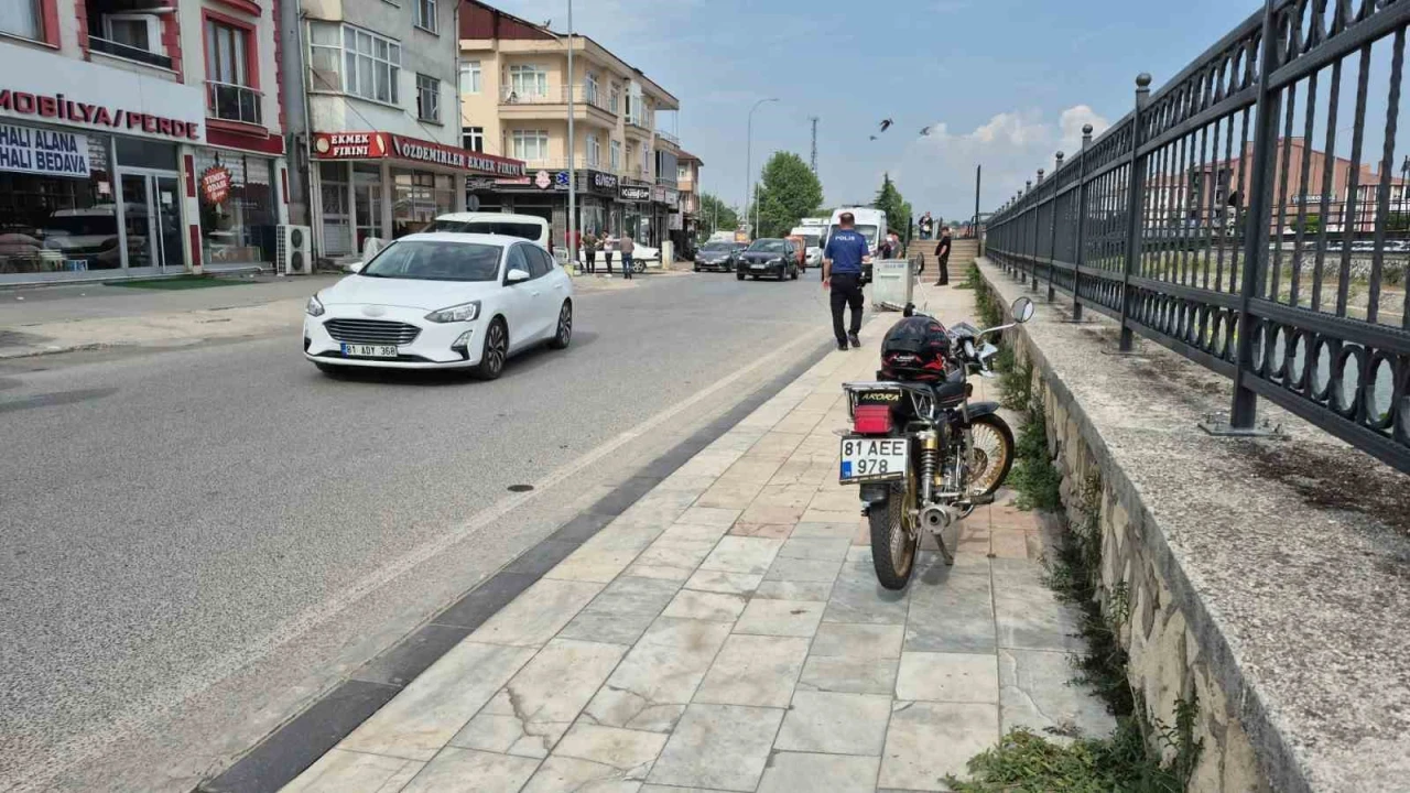 Motosiklet yayaya çarptı: 2 yaralı