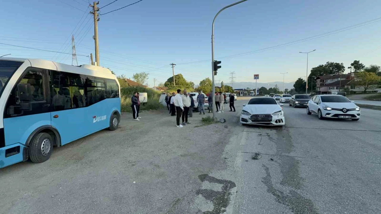 Otomobil ışıklarda duran halk otobüsüne çarptı: 6 yaralı