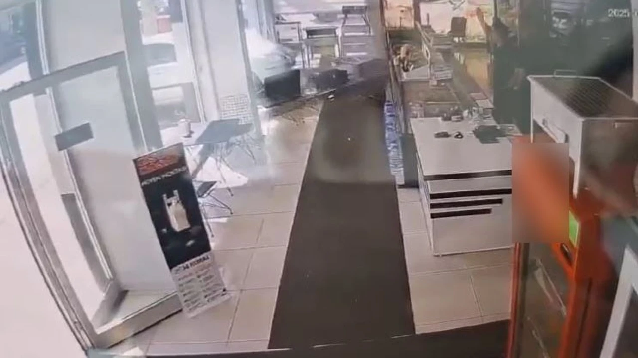Fren yerine gaza bastı, kasap dükkanına daldı
