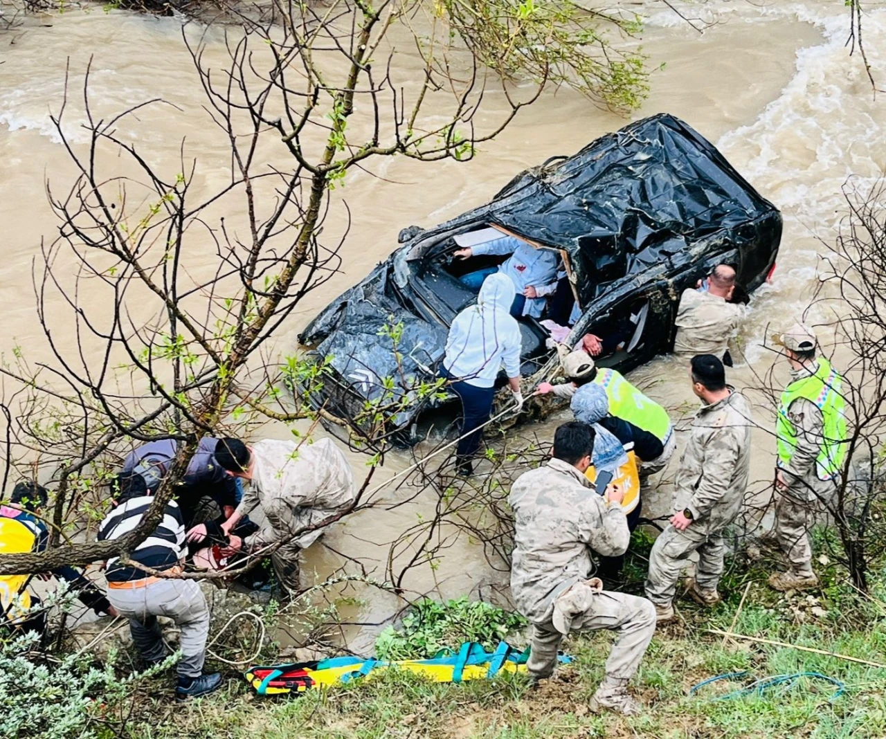 Otomobil dereye uçtu aynı aileden 1 çocuk öldü, 4 kişi yaralandı