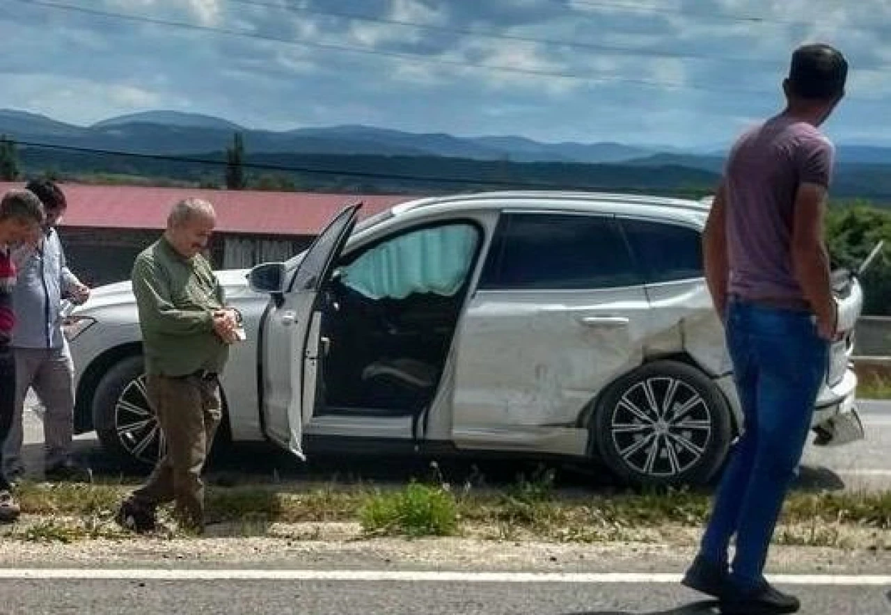 Ambulans ile cip çarpıştı: 4 yaralı