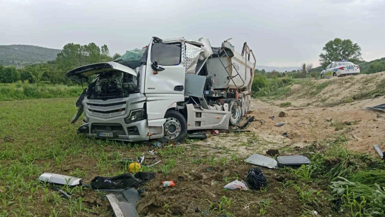 Devrilen hafriyat kamyonunun sürücüsü yaralandı
