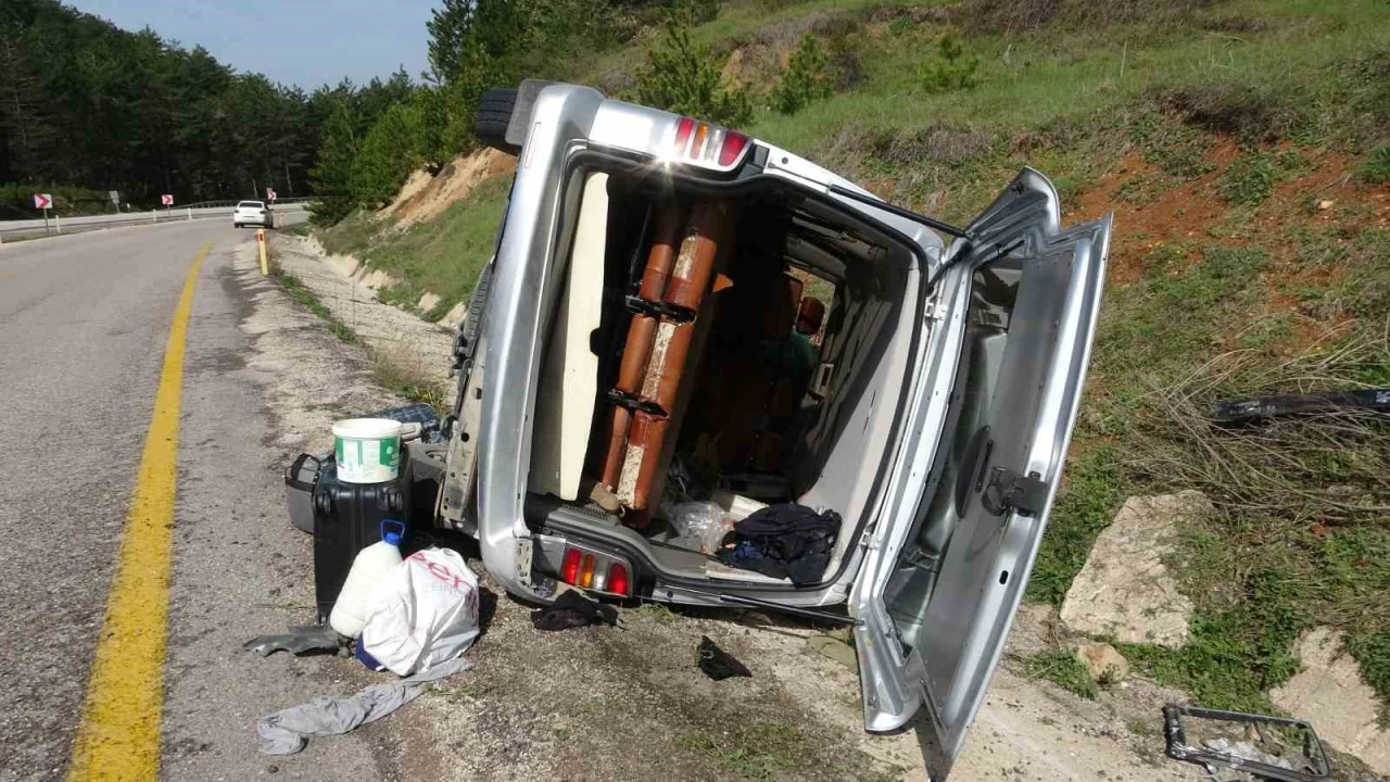 Hafif ticari araç takla attı: 4 yaralı