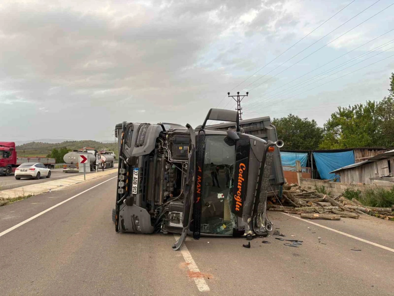 Odun yüklü tır devrildi, sürücü yaralandı