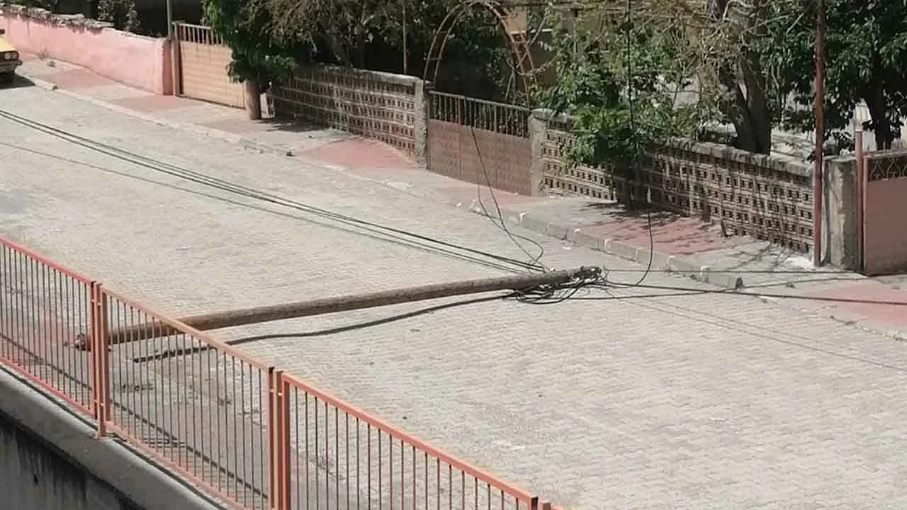 Şiddetli rüzgar nedeniyle ahşap direk devrildi