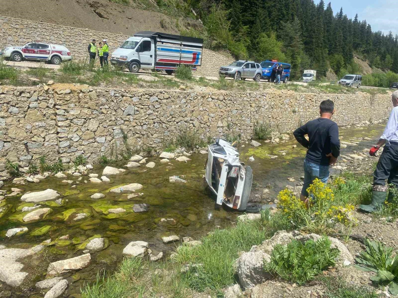 Yoldan çıkan otomobil dereye uçtu: 1 ölü, 1 yaralı