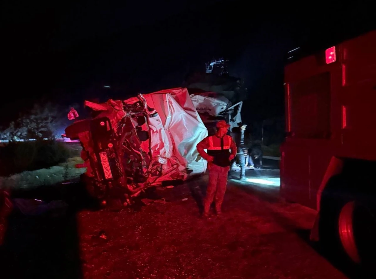 2 kamyon kafa kafaya çarpıştı: 1 ölü, 1 yaralı