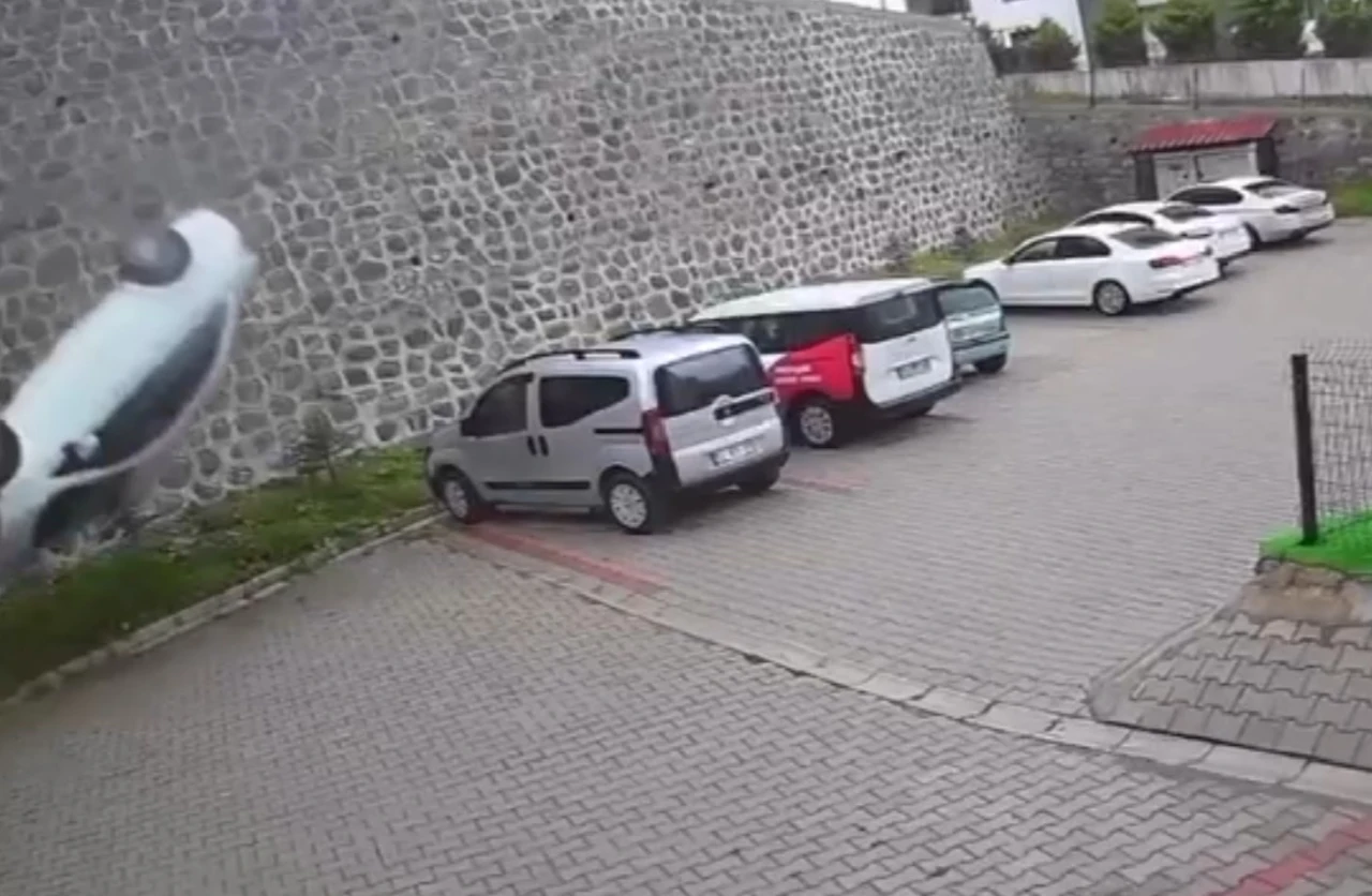 Otomobil site bahçesine uçtu: 1 ölü