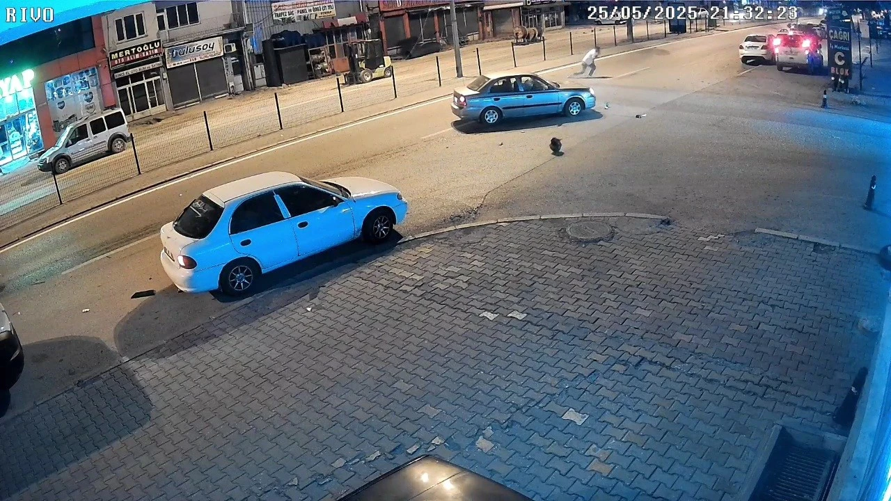 Otomobilin çarptığı motosikletlinin sürüklendiği anlar kamerada