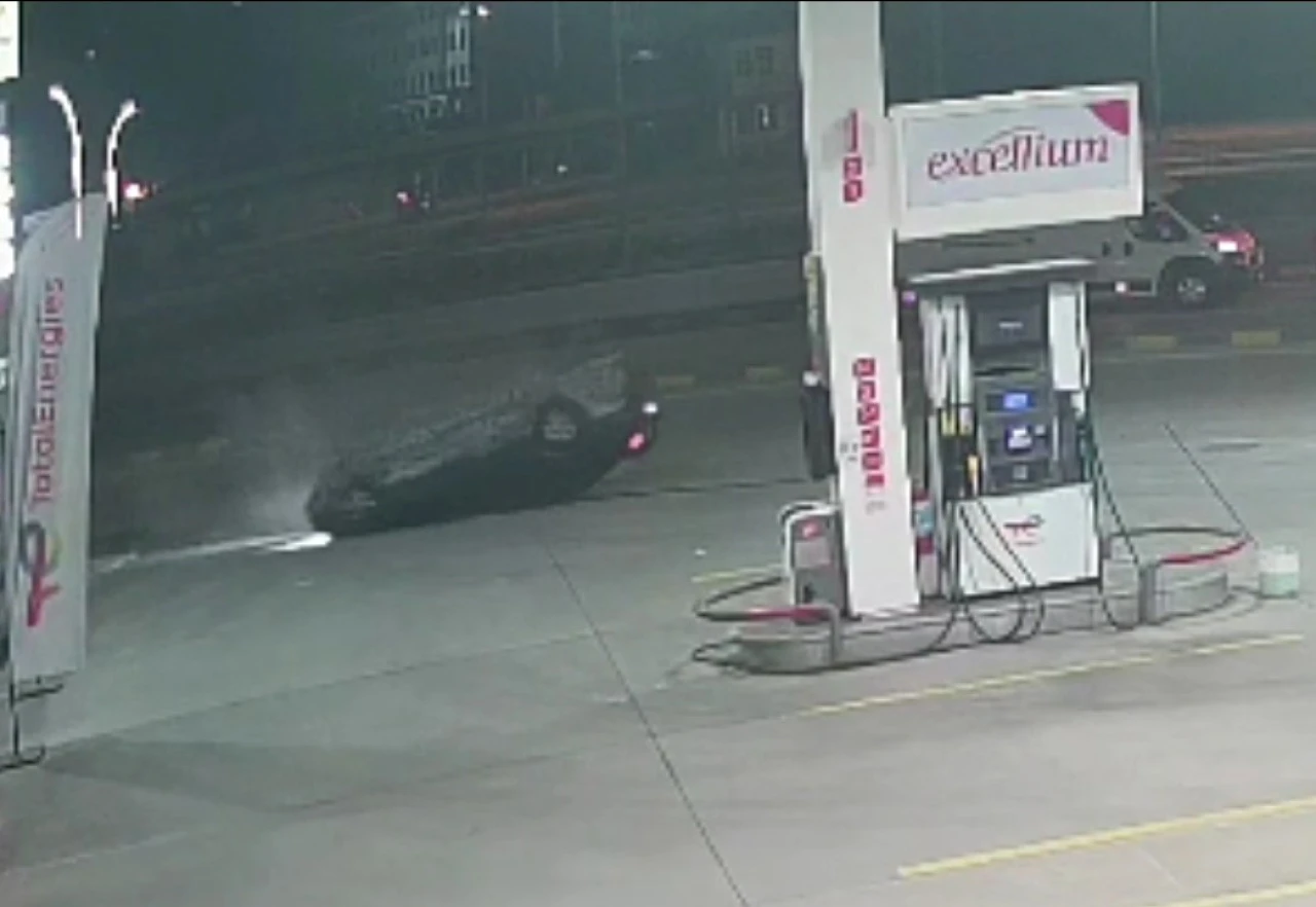 Otomobilin kaldırıma çarpıp ters döndüğü anlar kamerada