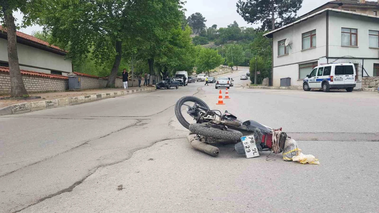 Otomobille motosiklet çarpıştı: 3 yaralı