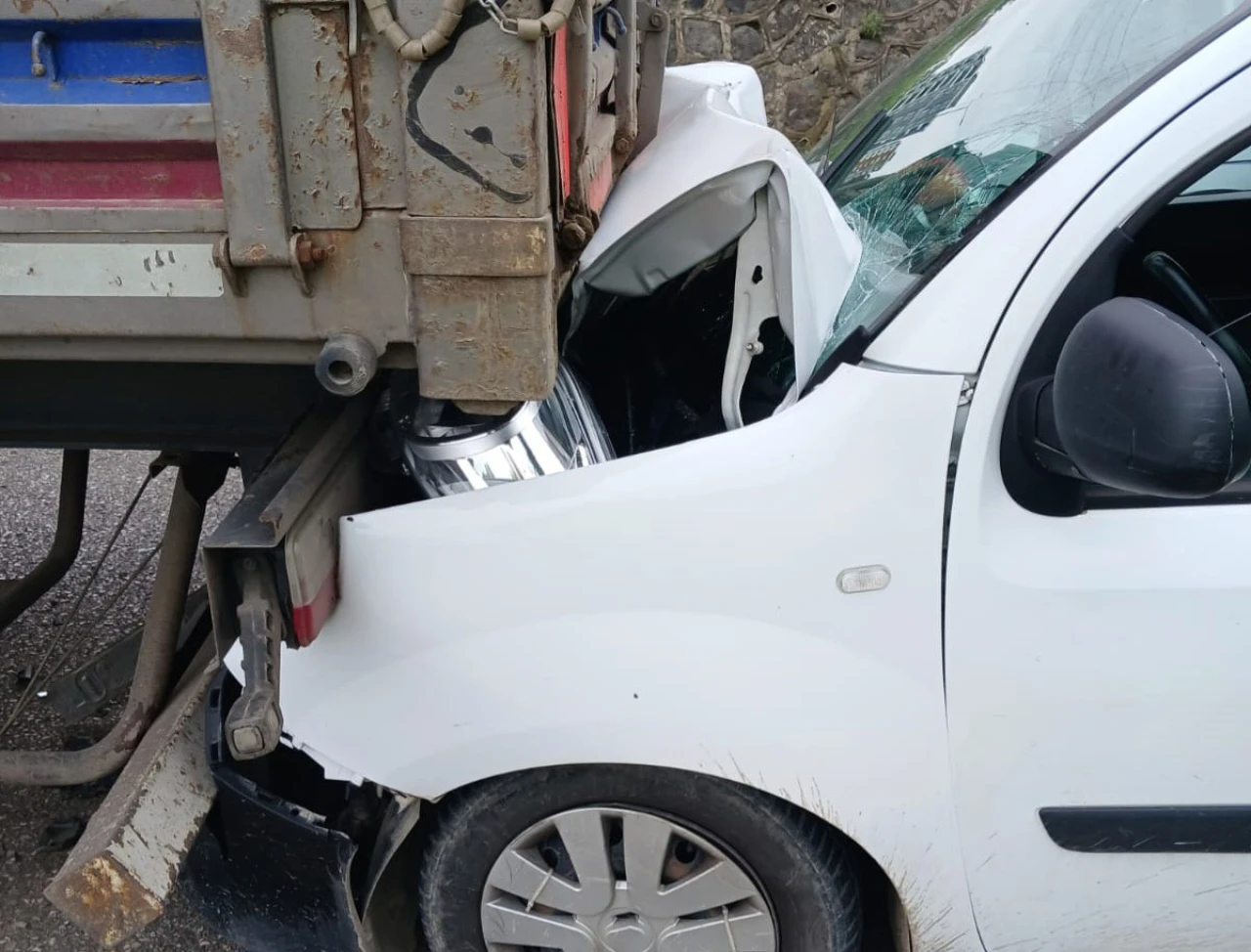 Hafif Ticari Araç Tırla Çarpıştı, Bir Kişi Yaralandı!