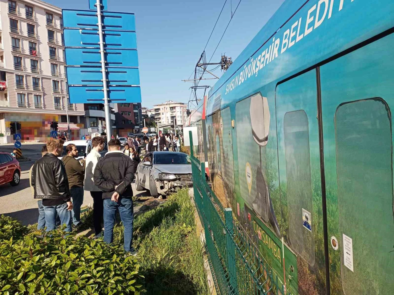 Kırmızı ışık ihlali yapan otomobil tramvay ile çarpıştı
