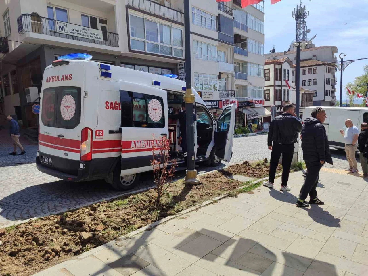 Motosiklet ile hafif ticari araç çarpıştı: 1 yaralı