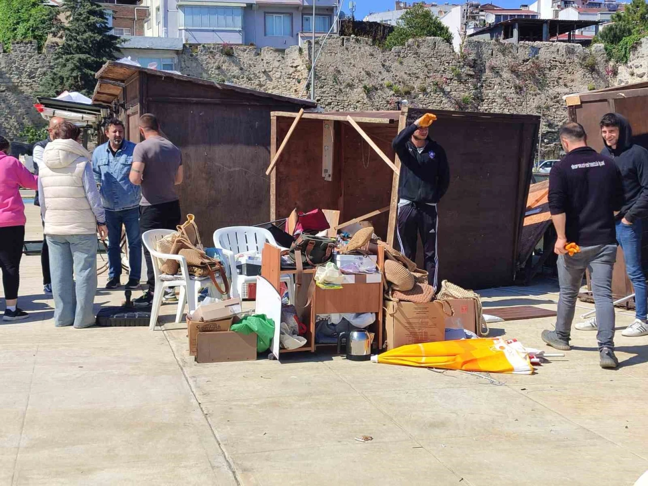 Şiddetli rüzgar seyyar tezgahları yıktı