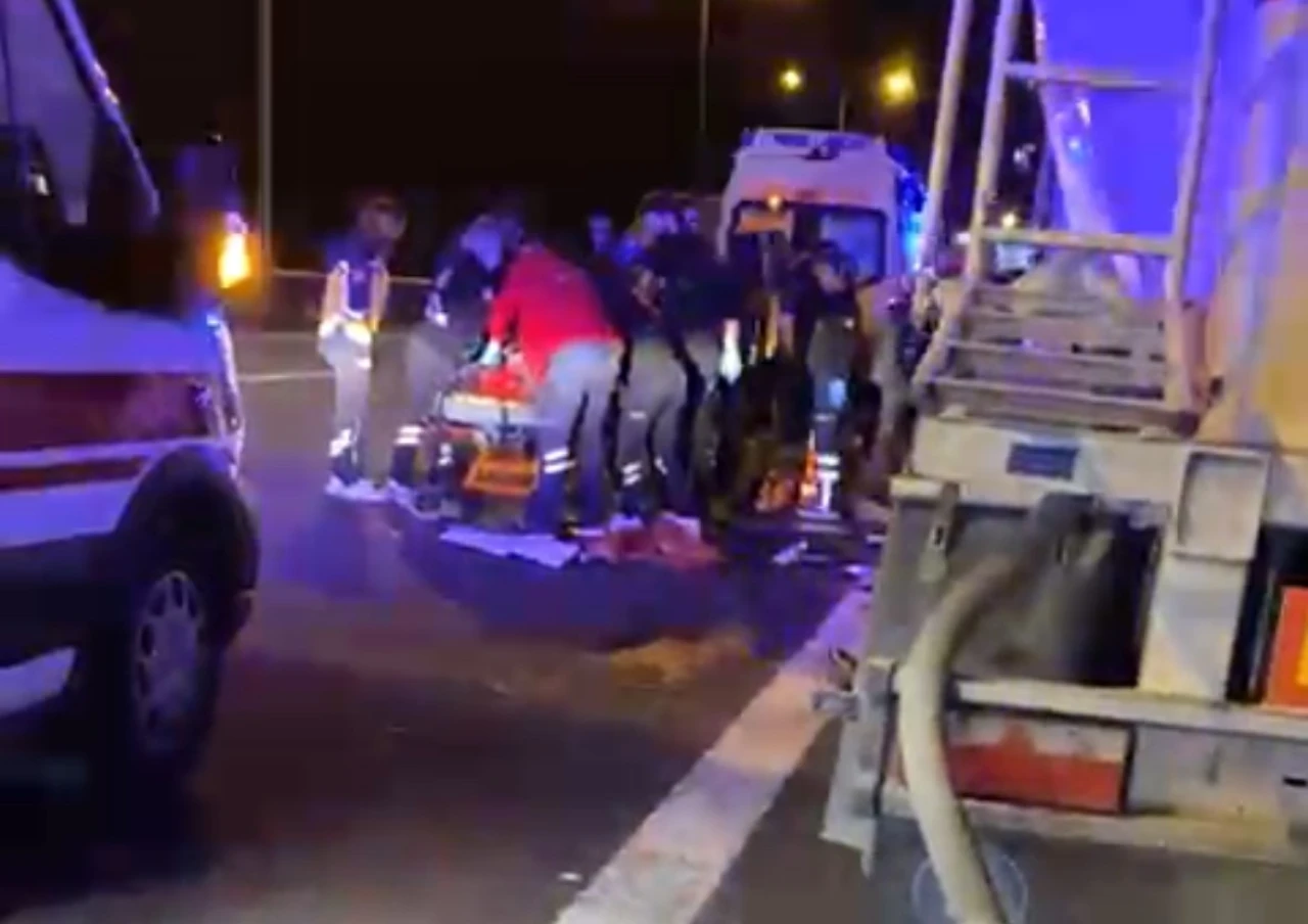 TEM’de arıza nedeniyle araçtan inen 2 kişiye tır çarptı