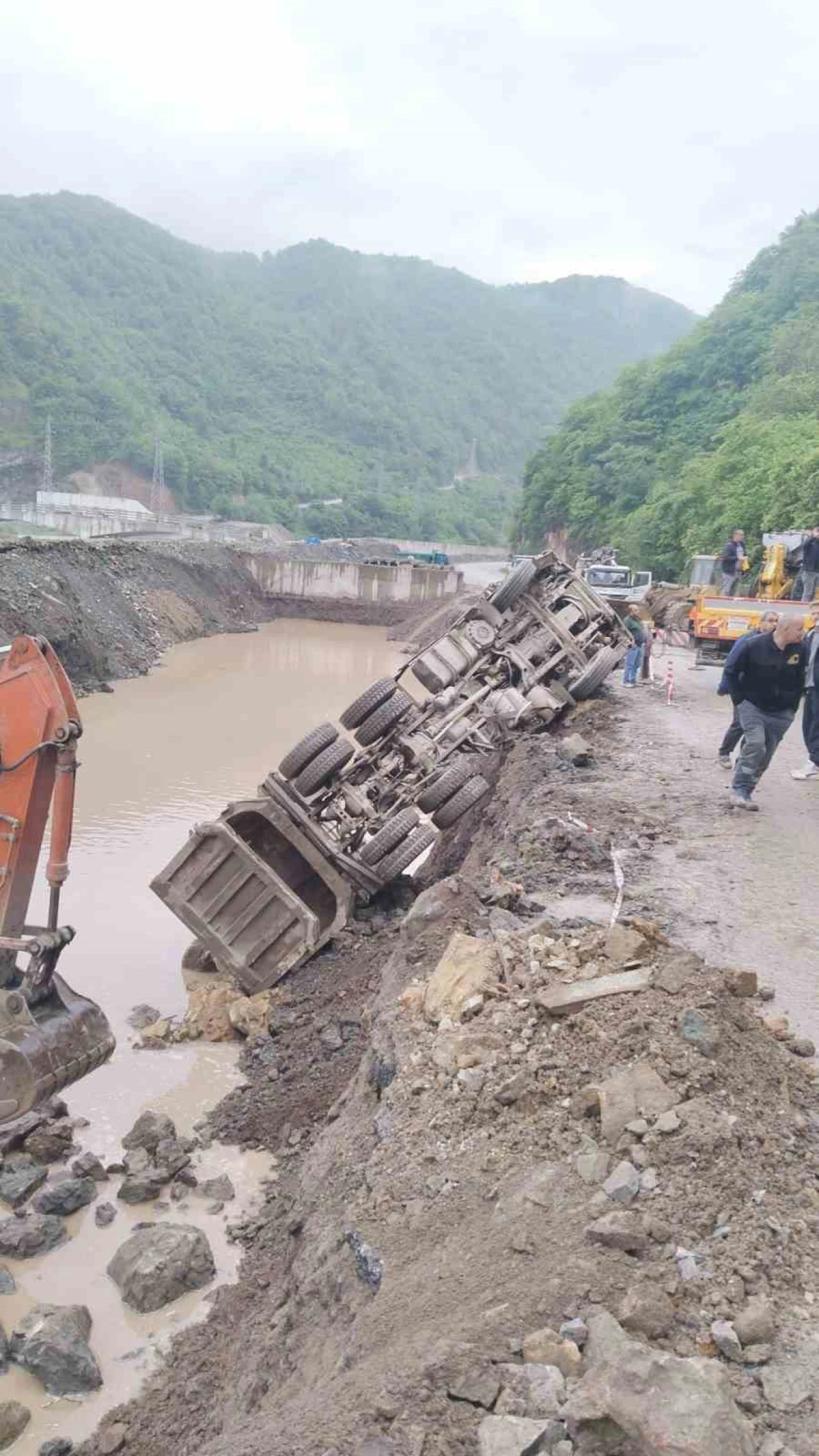 Karayolunda taş kamyonu devrildi, yol ulaşıma kapandı